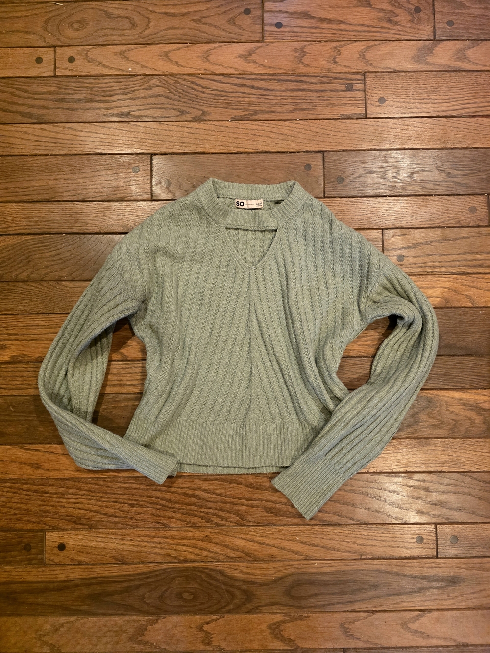 SO Ribbed V-Neck Cropped Sweater in Sage